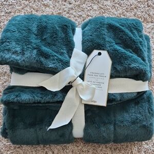 Indigo Faux Fur Throw Blanket in Deep Green